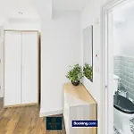 Spacious 3 Bedroom Short Lets & Serviced Perfect For Family, Contractors Near Shops & Centre Appartement