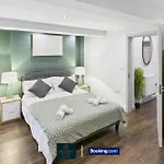 Spacious 3 Bedroom Short Lets & Serviced Perfect For Family, Contractors Near Shops & Centre *