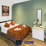 Spacious 3 Bedroom Short Lets & Serviced Perfect For Family, Contractors Near Shops & Centre Appartement
