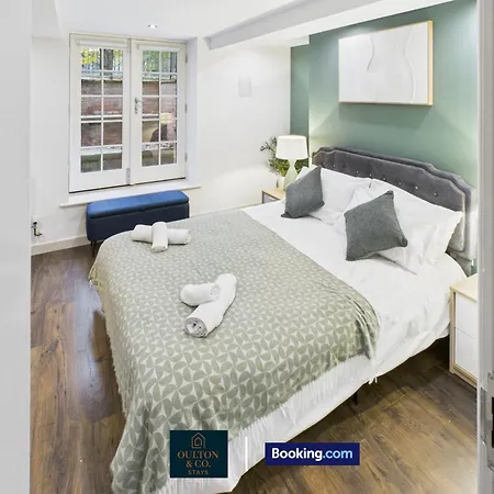 Spacious 3 Bedroom Short Lets & Serviced Perfect For Family, Contractors Near Shops & Centre Apartment