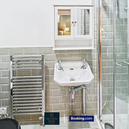 3 Bdr Flat Short Lets & Serviced In With Free Wifi Suitable For Contractors And Business