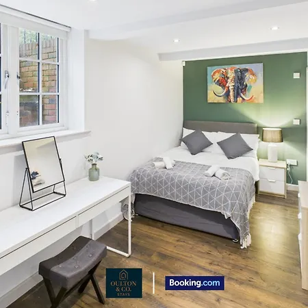 3 Bdr Flat Short Lets & Serviced In With Free Wifi Suitable For Contractors And Business * リーズ