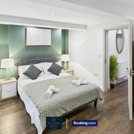 3 Bdr Flat Short Lets & Serviced In With Free Wifi Suitable For Contractors And Business *