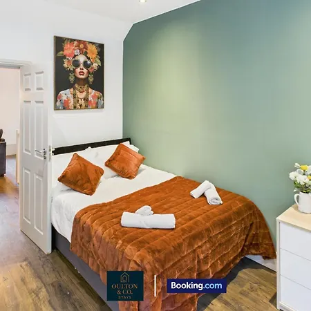 3 Bdr Flat Short Lets & Serviced In With Free Wifi Suitable For Contractors And Business * リーズ