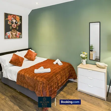 Spacious 3 Bedroom Short Lets & Serviced Perfect For Family, Contractors Near Shops & Centre דירה