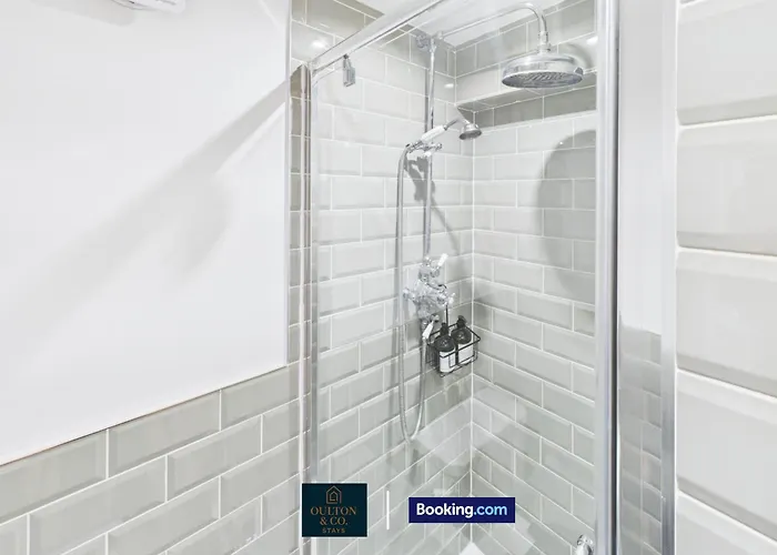 Spacious 3 Bedroom Short Lets & Serviced Perfect For Family, Contractors Near Shops & Centre Apartmán *