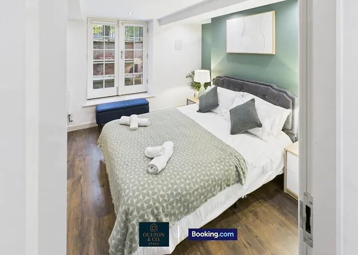 Spacious 3 Bedroom Short Lets & Serviced Perfect For Family, Contractors Near Shops & Centre Apartment