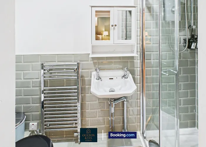 Spacious 3 Bedroom Short Lets & Serviced Perfect For Family, Contractors Near Shops & Centre