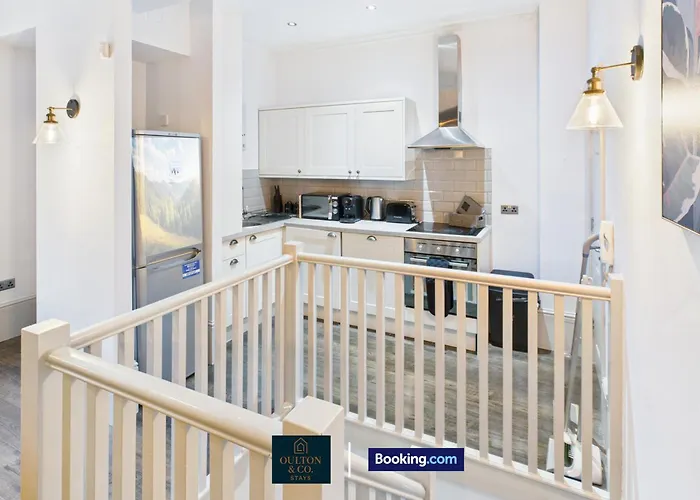 Spacious 3 Bedroom Short Lets & Serviced Perfect For Family, Contractors Near Shops & Centre *