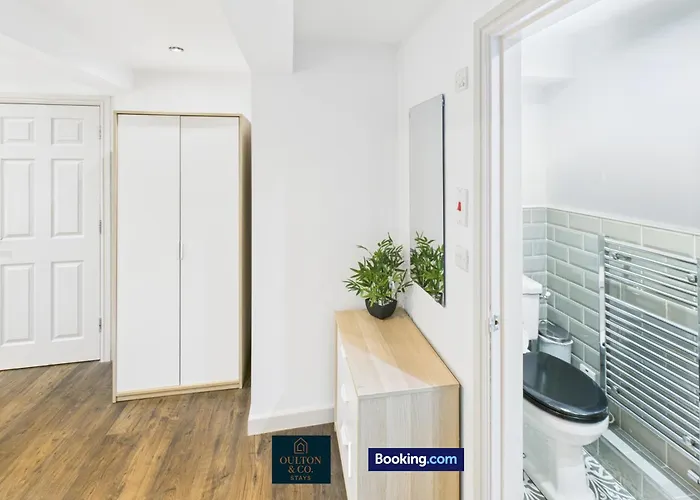 Spacious 3 Bedroom Short Lets & Serviced Perfect For Family, Contractors Near Shops & Centre Apartmán