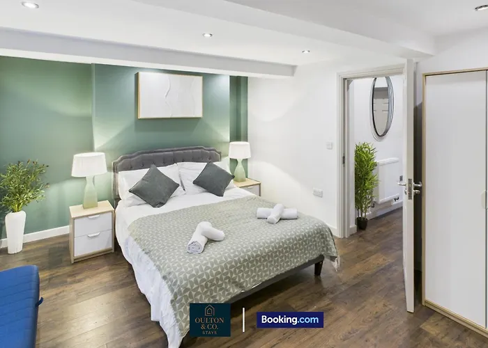 Spacious 3 Bedroom Short Lets & Serviced Perfect For Family, Contractors Near Shops & Centre *