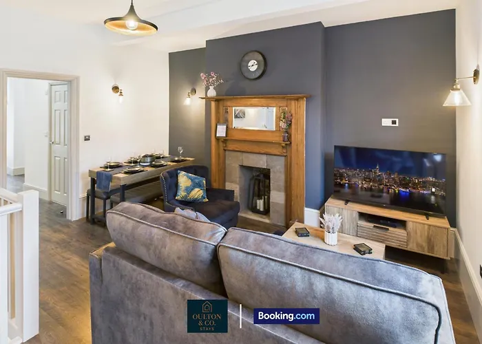 Spacious 3 Bedroom Short Lets & Serviced Perfect For Family, Contractors Near Shops & Centre Apartment Leeds (West Yorkshire)