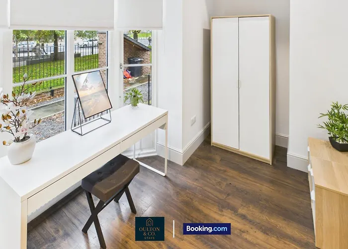 Spacious 3 Bedroom Short Lets & Serviced Perfect For Family, Contractors Near Shops & Centre