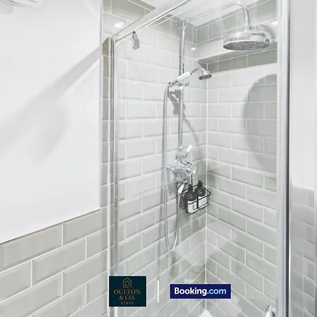 3 Bdr Flat Short Lets & Serviced In With Free Wifi Suitable For Contractors And Business Apartment *