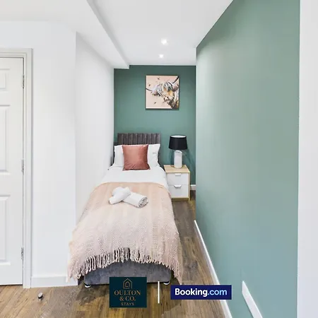 Spacious 3 Bedroom Short Lets & Serviced Perfect For Family, Contractors Near Shops & Centre