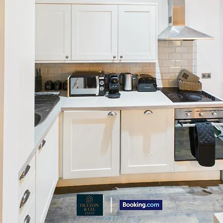 Spacious 3 Bedroom Short Lets & Serviced Perfect For Family, Contractors Near Shops & Centre * リーズ