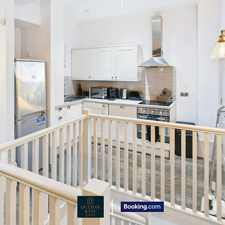 Spacious 3 Bedroom Short Lets & Serviced Perfect For Family, Contractors Near Shops & Centre *