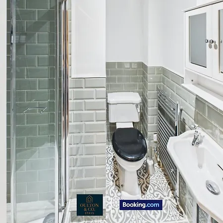 3 Bdr Flat Short Lets & Serviced In With Free Wifi Suitable For Contractors And Business Leeds (West Yorkshire)