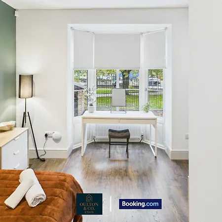 Spacious 3 Bedroom Short Lets & Serviced Perfect For Family, Contractors Near Shops & Centre * リーズ