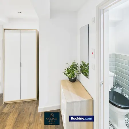 3 Bdr Flat Short Lets & Serviced In With Free Wifi Suitable For Contractors And Business Apartment