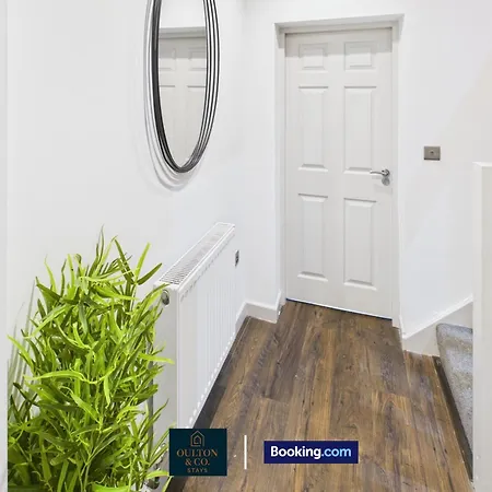 3 Bdr Flat Short Lets & Serviced In With Free Wifi Suitable For Contractors And Business *