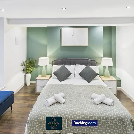 Apartment 3 Bdr Flat Short Lets & Serviced In With Free Wifi Suitable For Contractors And Business *