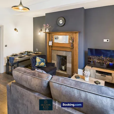 3 Bdr Flat Short Lets & Serviced In With Free Wifi Suitable For Contractors And Business Apartment Leeds (West Yorkshire)