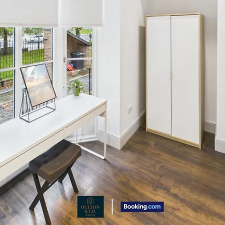 Spacious 3 Bedroom Short Lets & Serviced Perfect For Family, Contractors Near Shops & Centre
