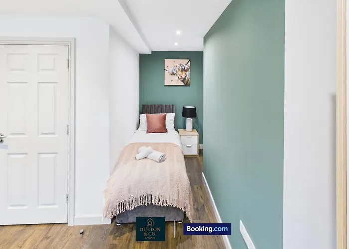 Spacious 3 Bedroom Short Lets & Serviced Perfect For Family, Contractors Near Shops & Centre