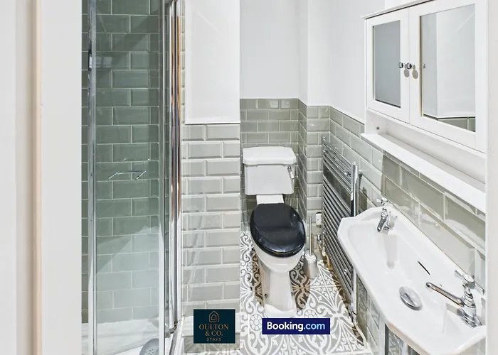 Spacious 3 Bedroom Short Lets & Serviced Perfect For Family, Contractors Near Shops & Centre 利兹