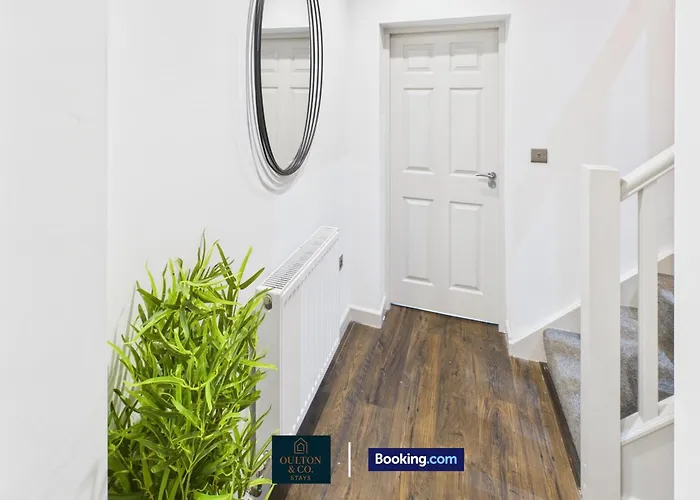 Spacious 3 Bedroom Short Lets & Serviced Perfect For Family, Contractors Near Shops & Centre *